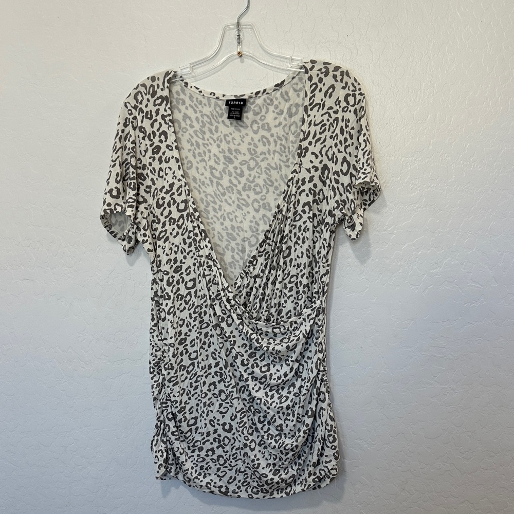 Maternity torrid 2X Gray Leopard‎ Print V-Neck Top white black plus size women’s